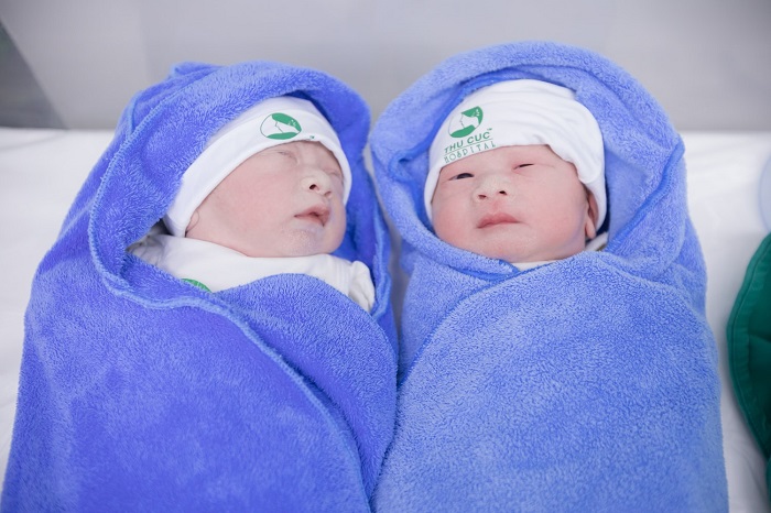 Câu chuyện đặc biệt: Hành trình chào đời của cặp song sinh IVF “mỗi đứa nằm một kiểu”