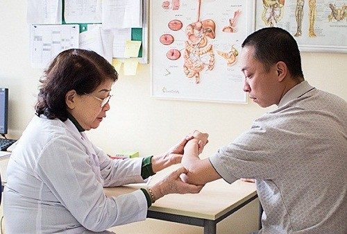 Đau khớp cùi chỏ tay và những điều cần biết