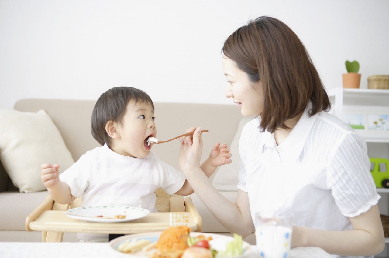 Mẹ nên và không nên làm gì khi trẻ biếng ăn?