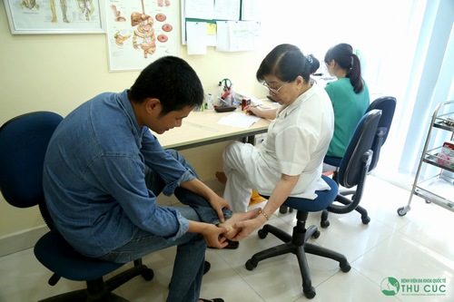 Nguyên nhân và Cách khắc phục tình trạng Yếu Cơ Chân hiệu quả nhất