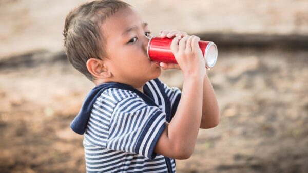 Trẻ bị cảm lạnh mùa hè: những món nên và không nên ăn