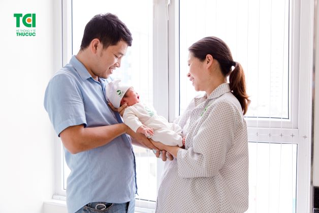 Trẻ sơ sinh bị vàng da kéo dài: Cha mẹ cần lưu ý gì?